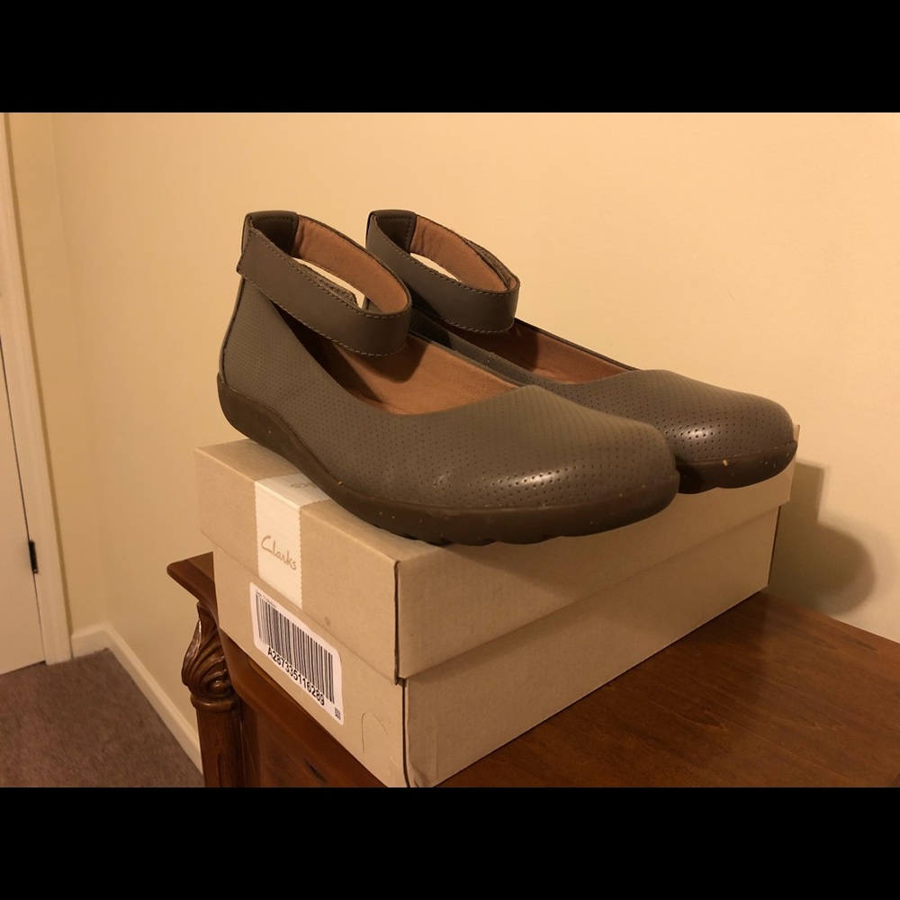 Clark’s Women Flats Olive/Size 11M